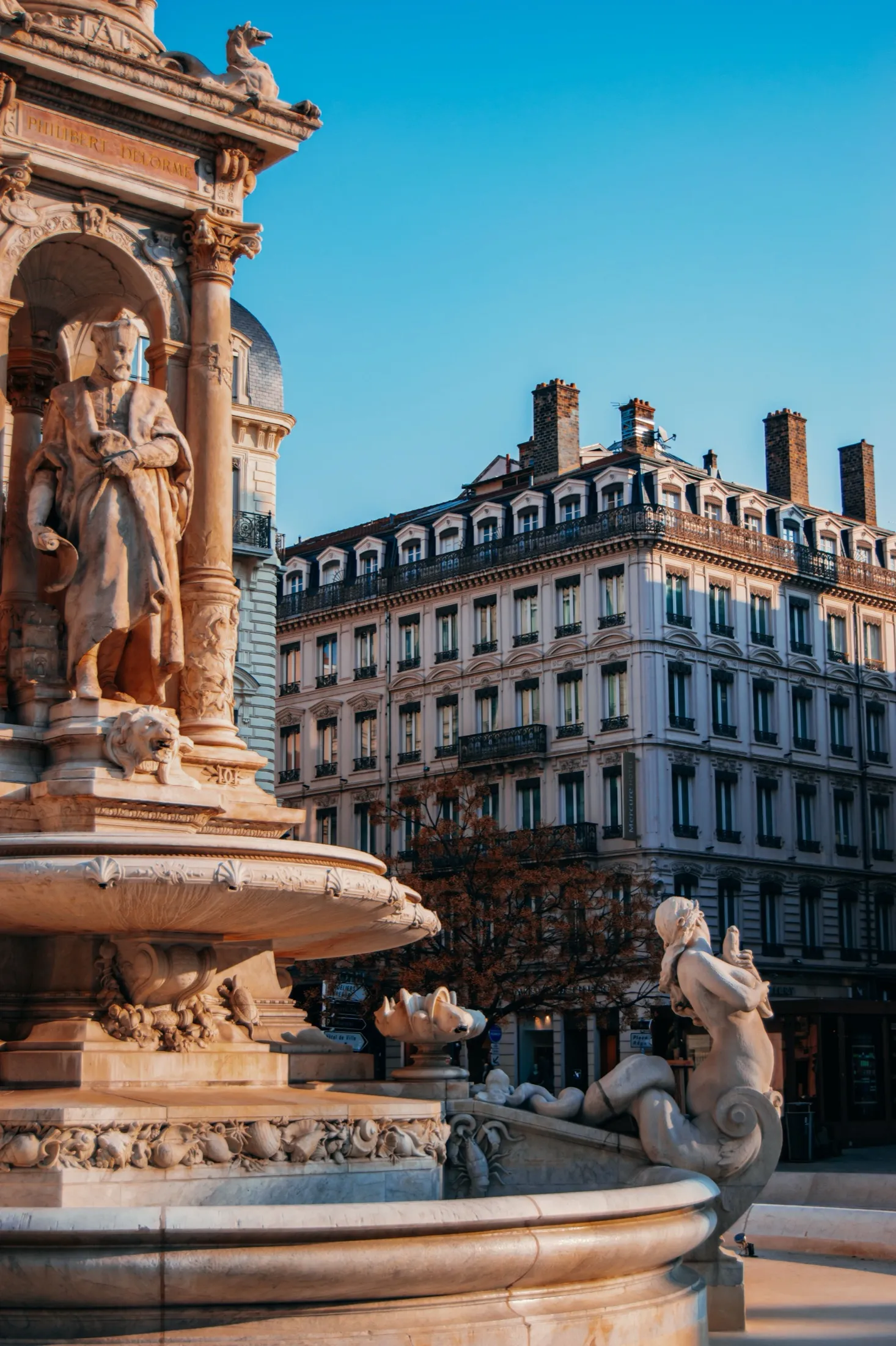 La fontaine de la place des Jacobins à Lyon, en lumière du matin