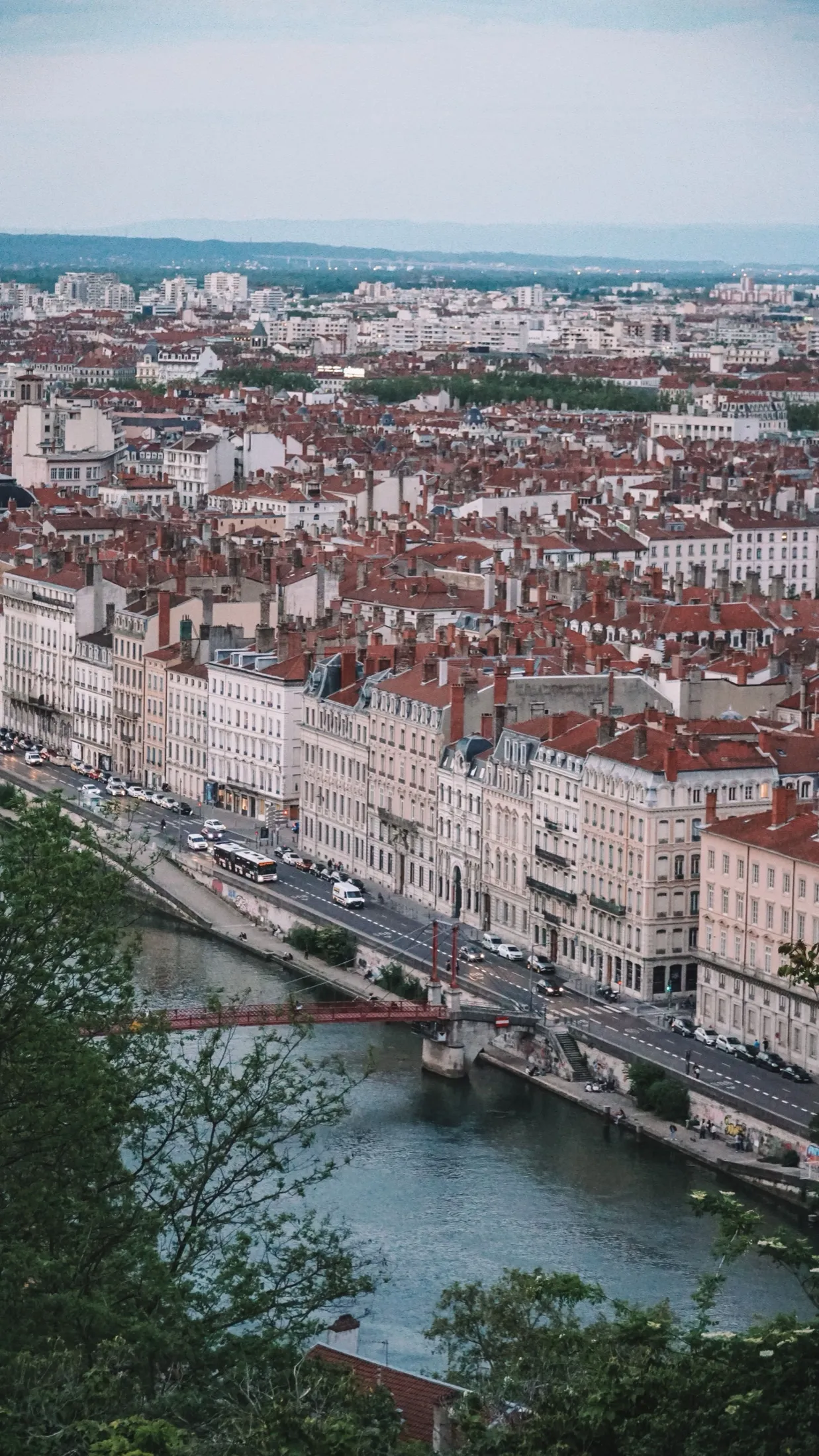 Les quais de Saône à Lyon et leurs façades, vus depuis les hauteurs